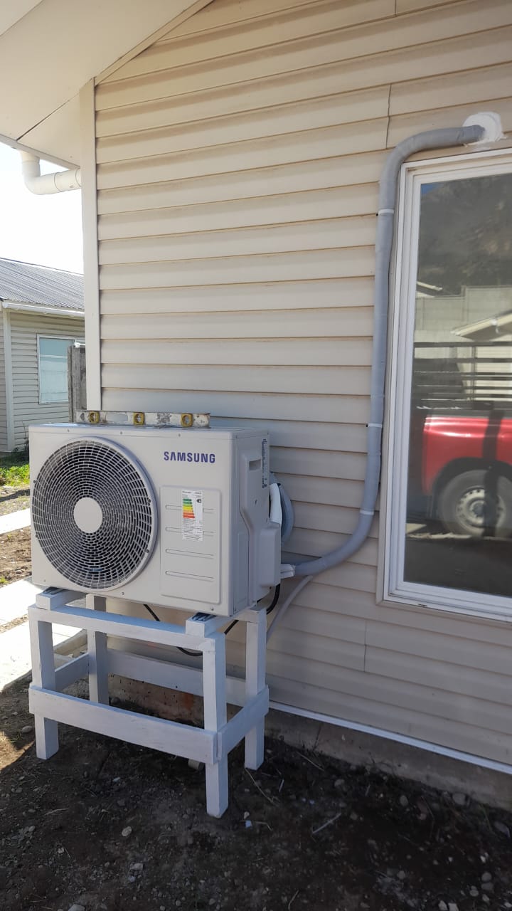 Técnico instalando aire acondicionado en Coyhaique