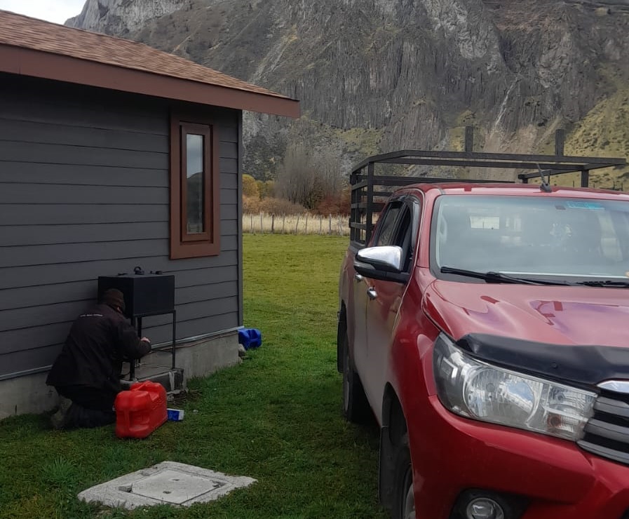 Técnico reparando electrodoméstico en taller Coyhaique