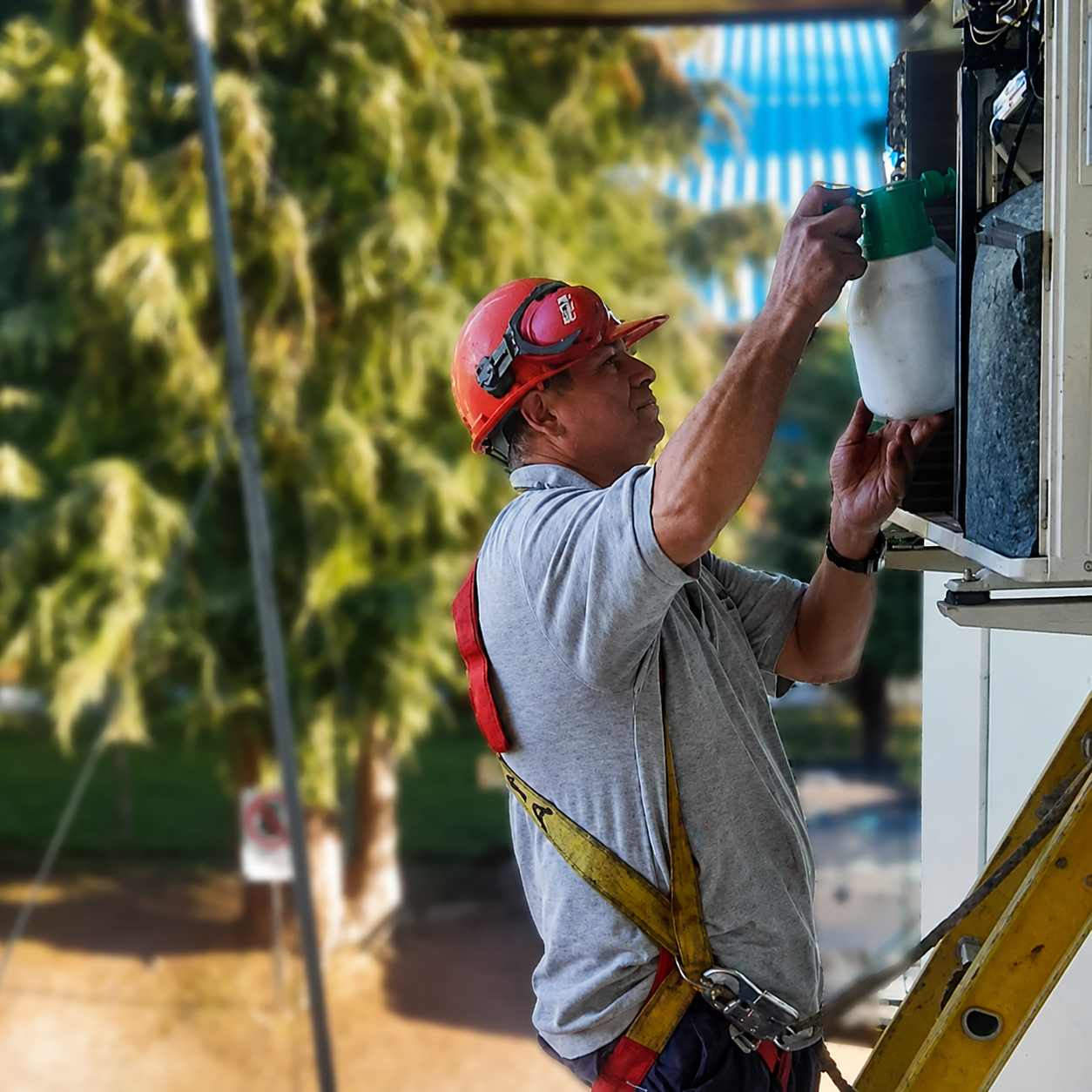 Técnico de Torito Patagón reparando electrodoméstico