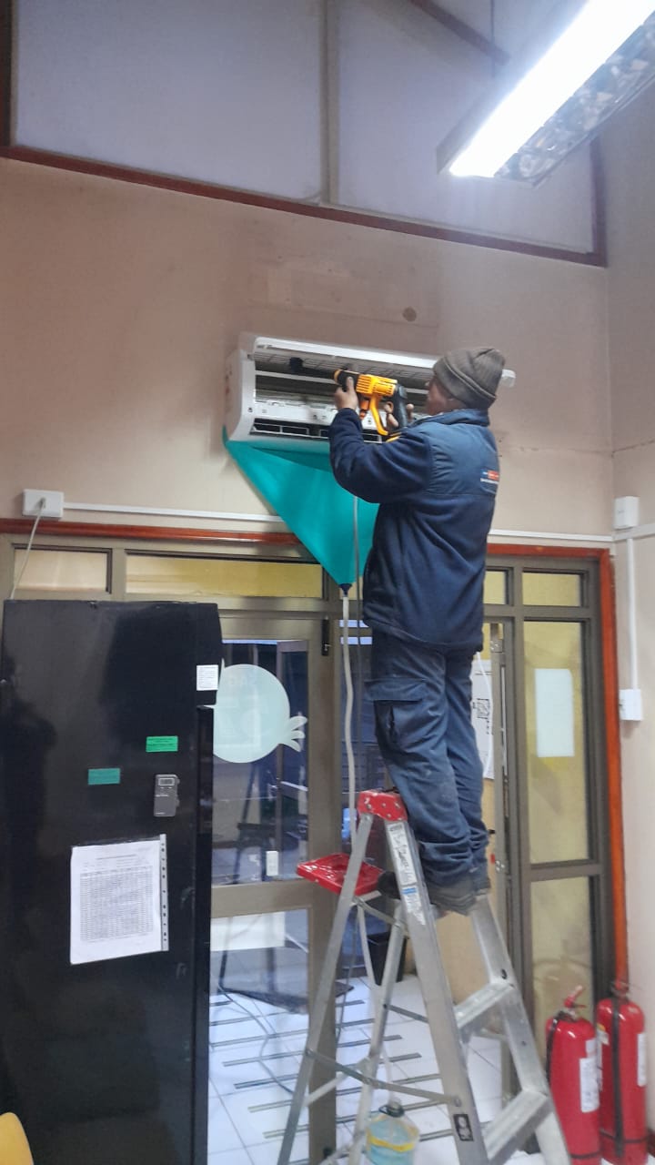 Técnico realizando mantenimiento preventivo de electrodoméstico